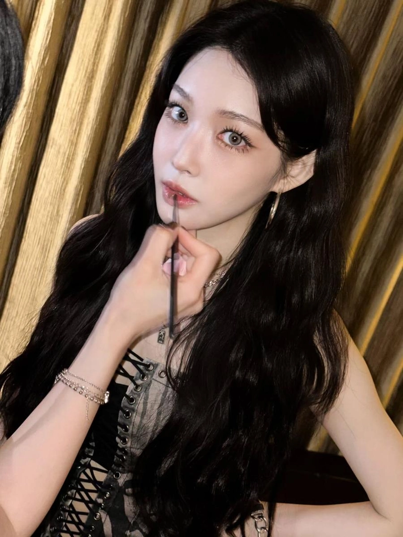 “정적 속 선명한 눈빛”…청하, 메이크업 준비→강렬 미모 포착 / 가수 청하 인스타그램