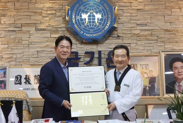 “명예 9단증 수여”…정세균 전 총리, 국기원 태권도 발전 공로 인정 / 연합뉴스