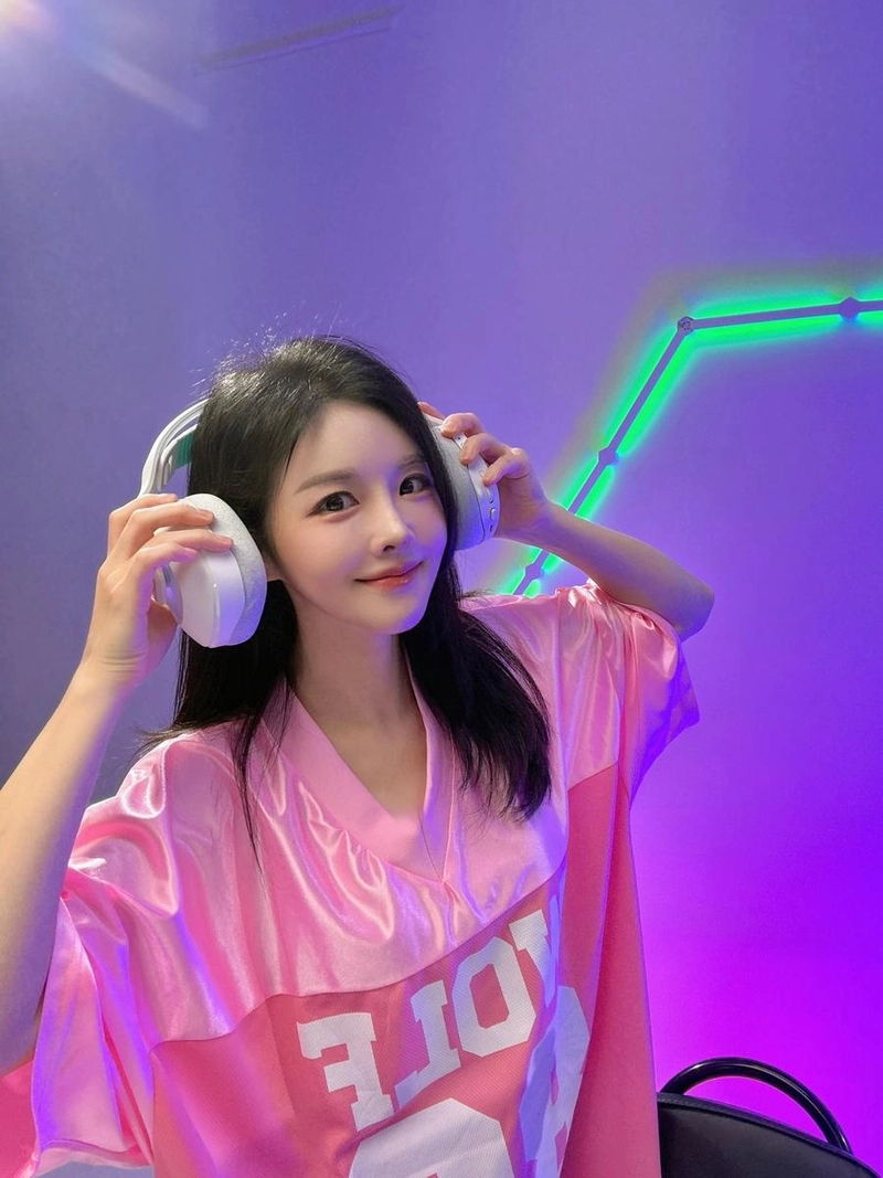 “모든 순간이 빛난다”…김효진, 여름밤 에너지→핑크빛 셀카로 전율 / 아나운서 김효진 인스타그램