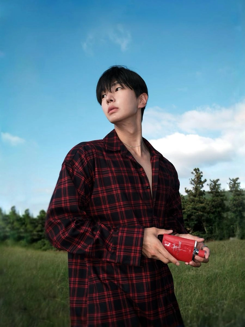 “in shades of Red”…이경환, 여름 초원 위 강렬한 시선→도발적 무드 / 도예가 이경환 인스타그램