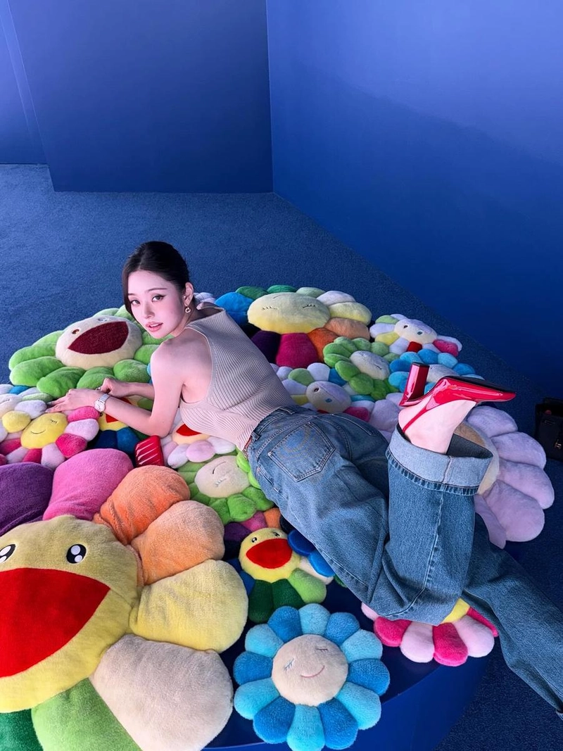 “동화 속에 잠긴 순간”…프리지아, 여름 저녁의 몽환→컬러풀 무드 압도 / 인플루언서 프리지아 인스타그램