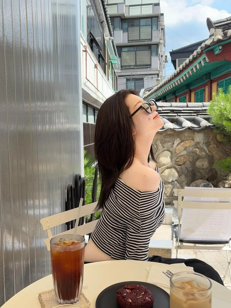 “햇살에 기댄 여름 오후”…츠키, 여유 속 청량→도심 감성 압도 / 걸그룹 빌리 츠키 인스타그램