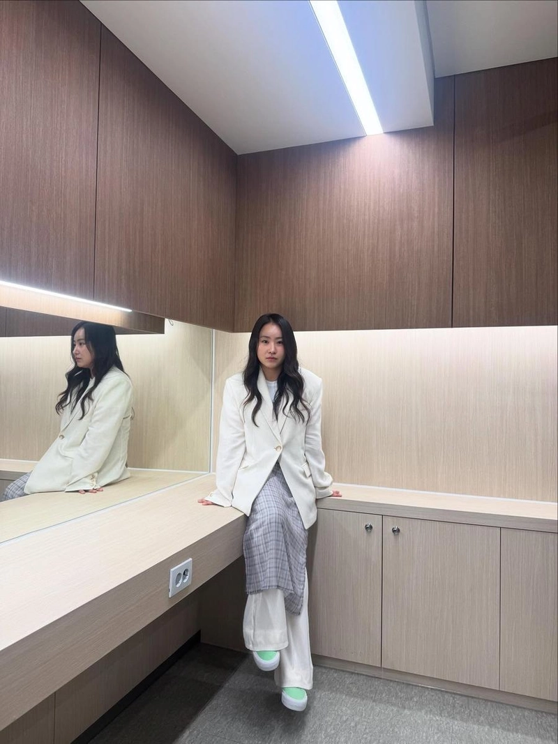 “조현아, 담백한 여름 저녁 속 속삭임”…수수함 속 새로운 온기→팬심 또 흔들다