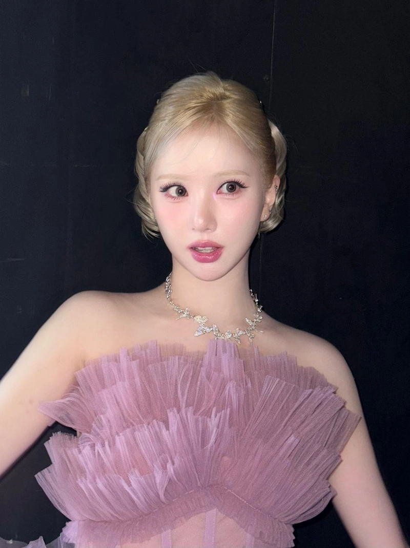 “신비로운 무드로 다가온 밤”…은하, 몽환적 드레스→여름밤 변신 / 비비지 은하 인스타그램