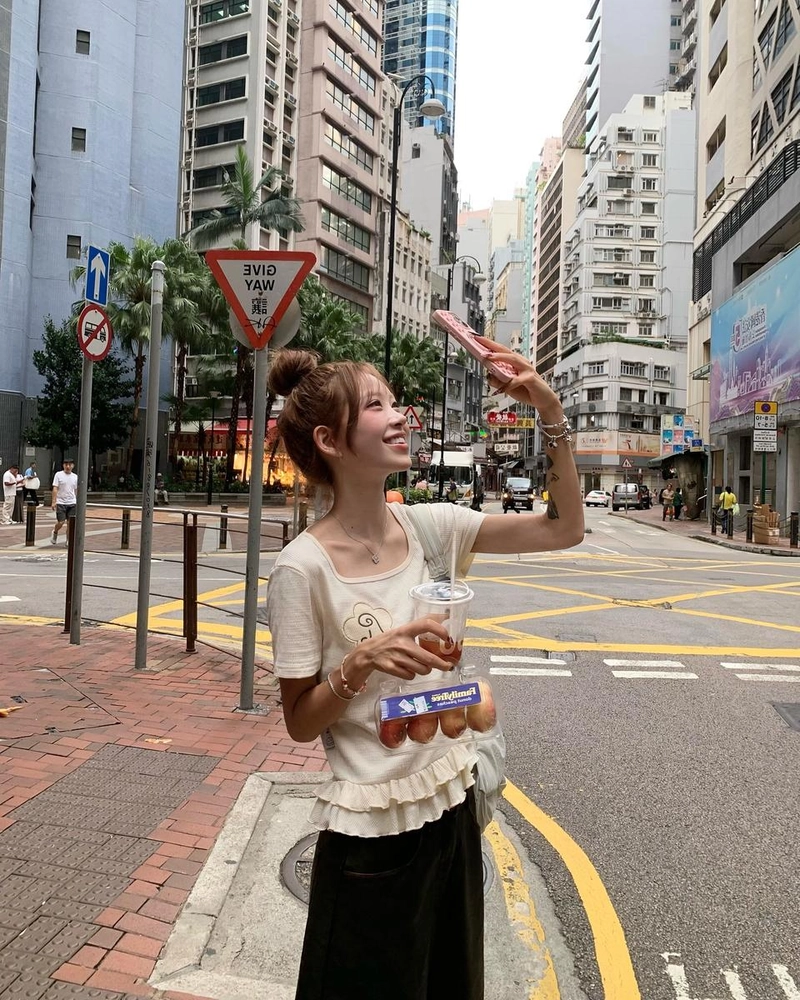 “크리미한 여름 순간”…최준희, 홍콩 도심 속 미소→러블리 감성 가득 / 모델 최준희 인스타그램