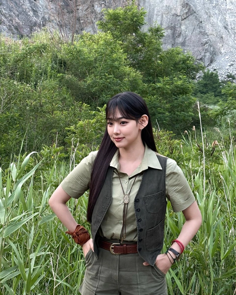 “직업 만족도 최상이였던 현장”…강미나, 초록빛 여름→탐험가 무드 대변신 / 걸그룹 구구단, 배우 강미나 인스타그램