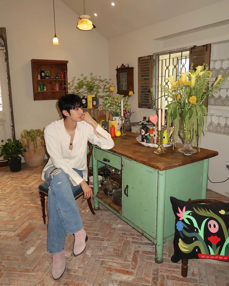 “테이블 위 시간의 정적”…강희, 여유 속 사색→감성 일상 포착 / 배우 강희 인스타그램