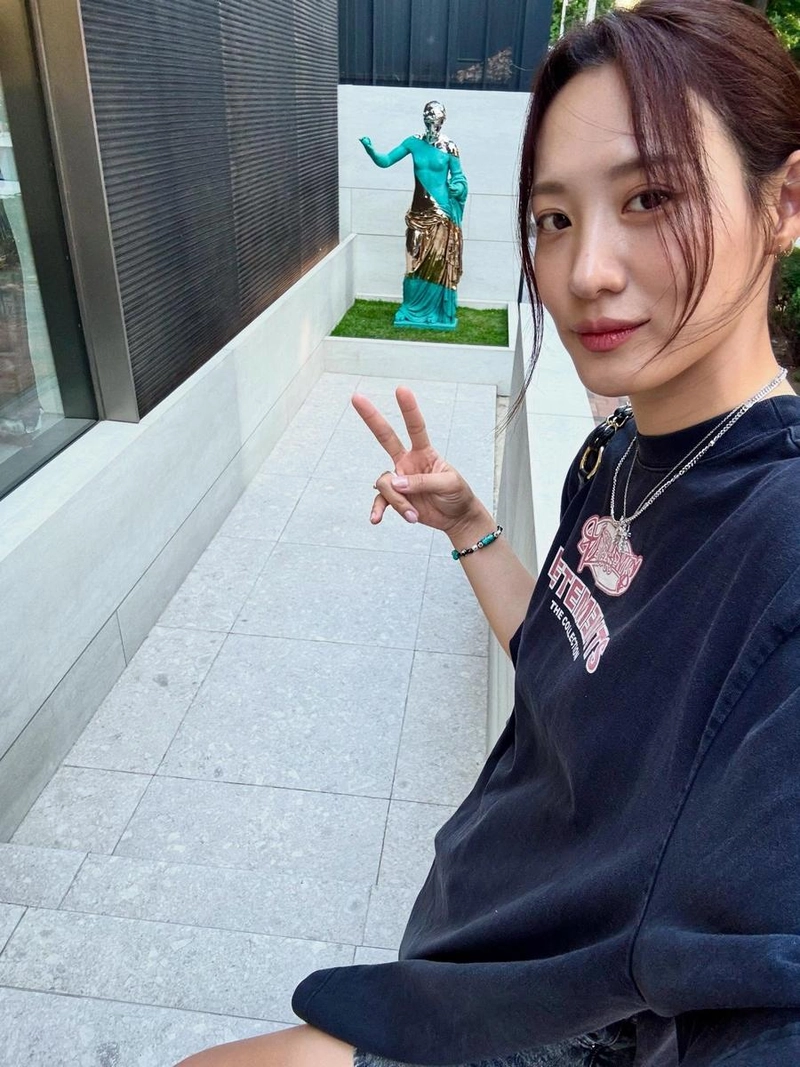 “서울에 돌아온 시간”…수현, 여름 저녁 조각 속으로→평온 미소 / 배우, 모델 수현 인스타그램