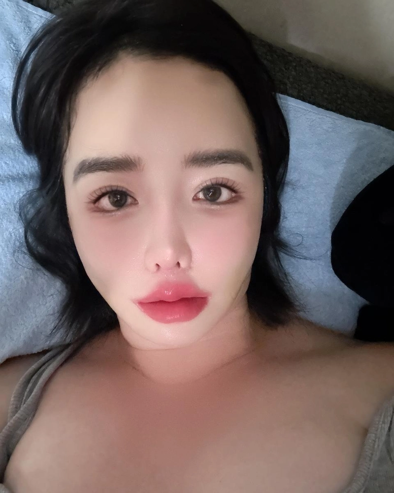 “굿나잇 여러분”…박봄, 여름밤의 고요→나른한 셀카 속 안온함 / 걸그룹 2NE1 박봄 인스타그램