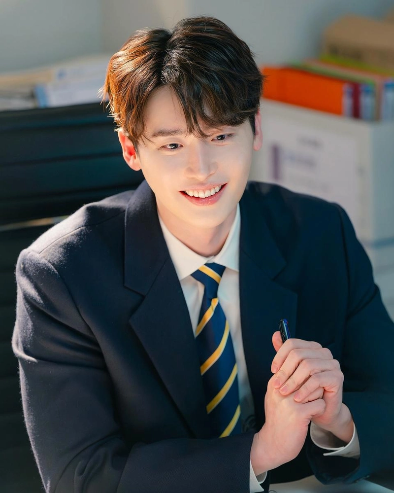 “서초동의 한 장면처럼”…이종석, 미소 속 담긴 여름→선명한 청량美 / 배우 이종석 인스타그램