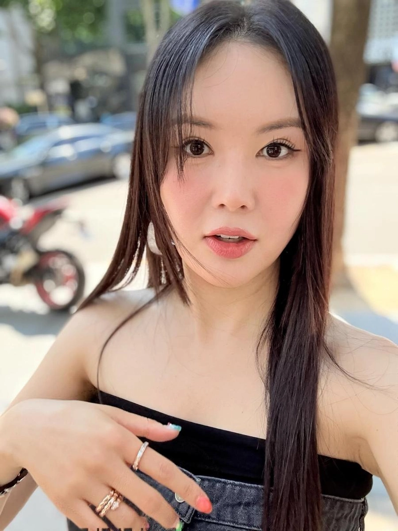 “더운 날 뽀샤시 메이크업”…장영란, 여름 햇살→청량한 힙美 폭발 / 방송인 장영란 인스타그램