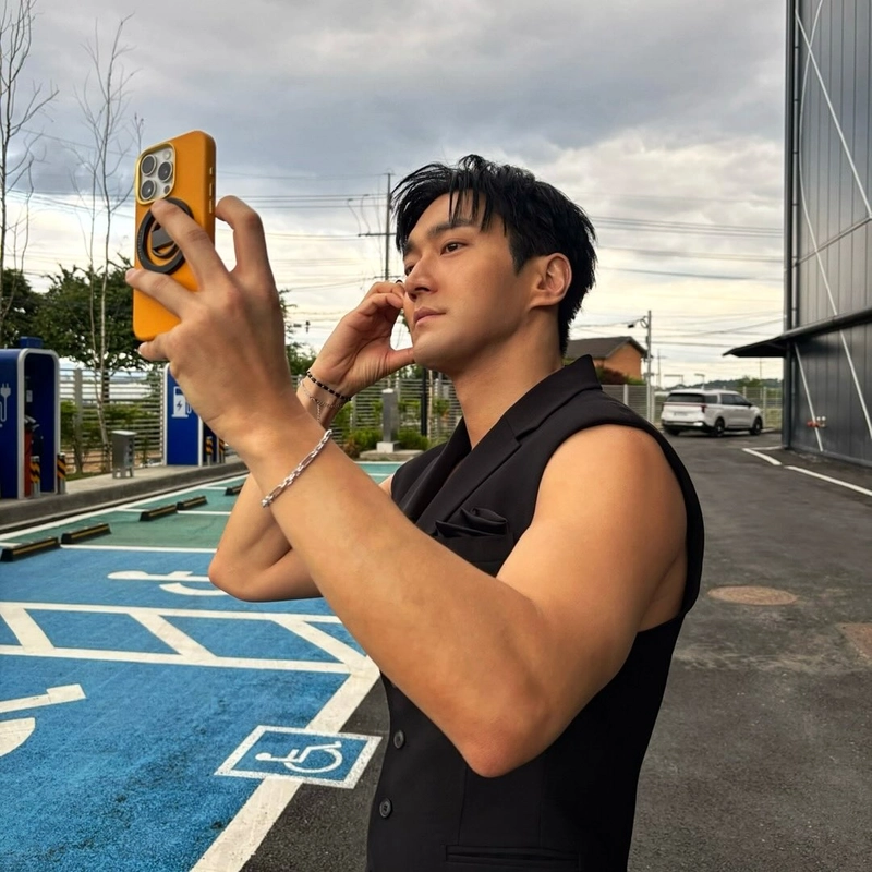 “차분한 시선의 여운”…최시원, 무더운 여름날→도회적 분위기 완성 / 그룹 슈퍼주니어 최시원 인스타그램
