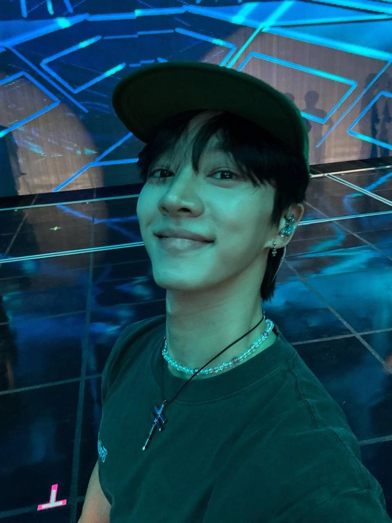 “Ride or die D-day”…이기광, 깊어진 여름빛 미소→스테이지 전율 / 그룹 하이라이트 이기광 인스타그램