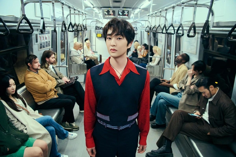 “레드 셔츠로 시선 압도”…온유, ‘ANIMALS’ MV 속 적막 뚫은 변화→정규 2집 컴백 기대감 / 그리핀엔터테인먼트