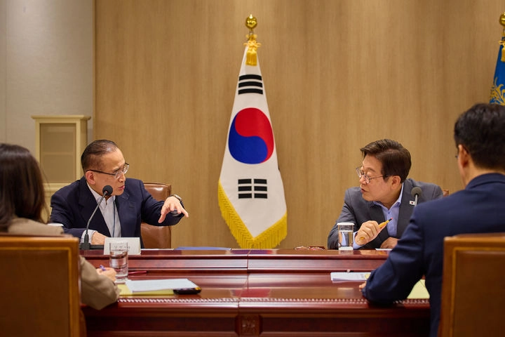 이재명 대통령이 10일 서울 용산 대통령실에서 열린 국가안전보장회의(NSC) 전체회의에서 위성락 국가안보실장과 대화하고 있다. (사진=대통령실 제공) 2025.07.10. / 뉴시스