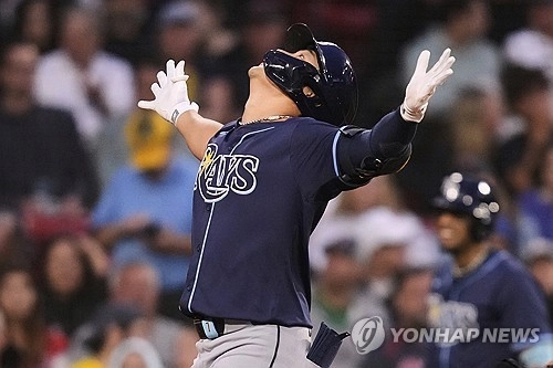 “그린 몬스터 넘긴 투런포”…김하성, 시즌 1호 홈런 4연속 안타 / 연합뉴스
