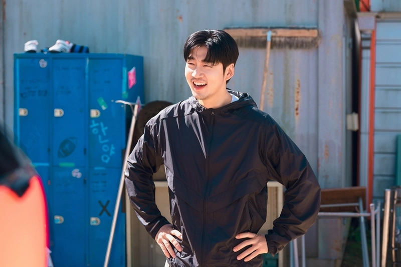 “주가람과 싱크로율 100%”…트라이 윤계상, 괴짜 감독 변신→유쾌한 사제 케미 예고 / SBS