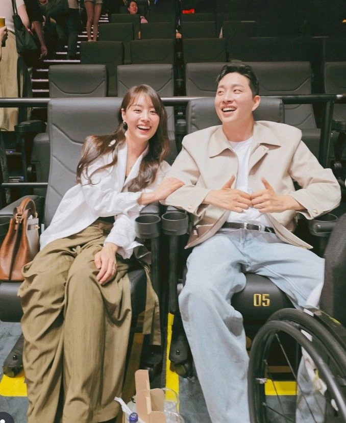 “박위·송지은, 영화관 속 따스한 동행”…‘킹 오브 킹스’서 전한 특별한 다짐→부부의 진심 밀착