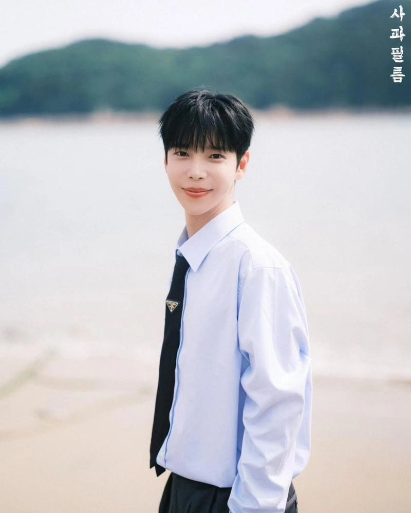“바람 머금은 눈빛”…현우, 해변의 여름→청량한 미소로 물들이다 / 배우 현우 인스타그램