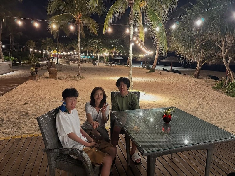 “여행은 너희들과 함께여야 행복”…박은혜, 야자수 밤하늘 아래→가족애 물든 여름밤 / 배우 박은혜 인스타그램