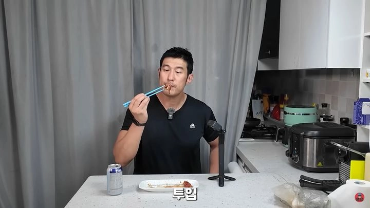 “도심 대벌레 직접 요리했다”…이충근, ‘괴식 미식’ 도전→네티즌 반응 폭발