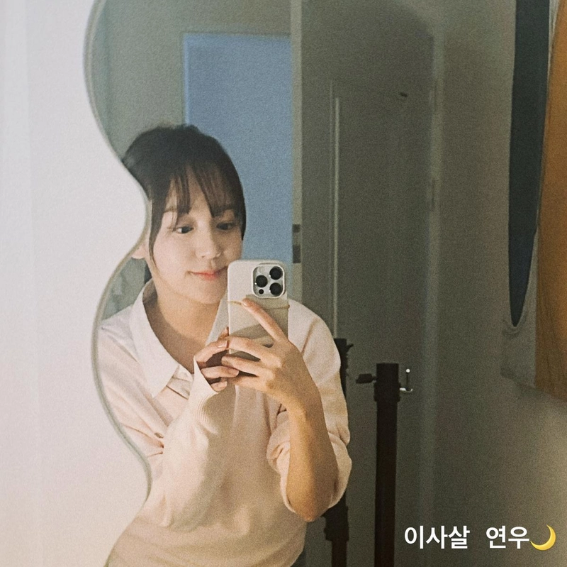“보드라운 미소 가득한 오후”…윤예주, 여름 햇살 아래→따스한 거울 셀카 / 배우 윤예주 인스타그램