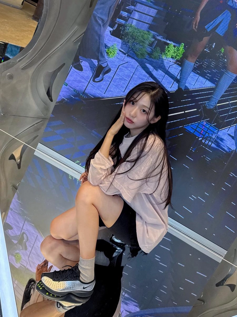 “거울 위에 앉아, 고요를 담다”…정예인, 시선 속 여름 오후→감성적 반전 / 걸그룹 러블리즈 정예인 인스타그램