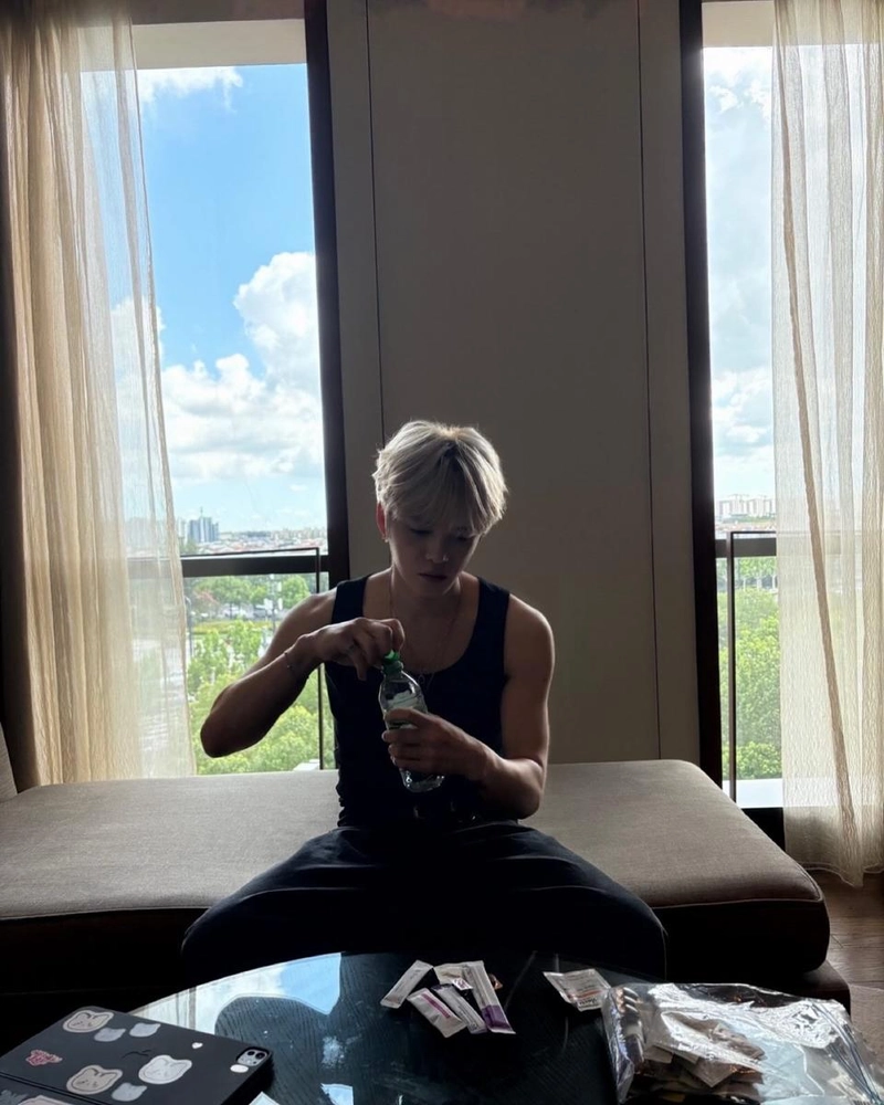 “무더위 조심”…김재중, 검은 나시로 완성한 여름→고독한 휴식의 온도 / 가수, 배우 김재중 인스타그램