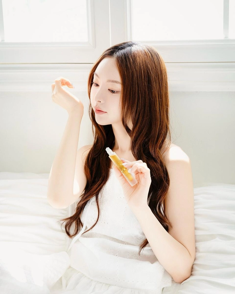 “여름엔 탠저린 향이 답이죠”…송세라, 맑은 빛→감각적 휴식 선사 / 인플루언서 송세라 인스타그램