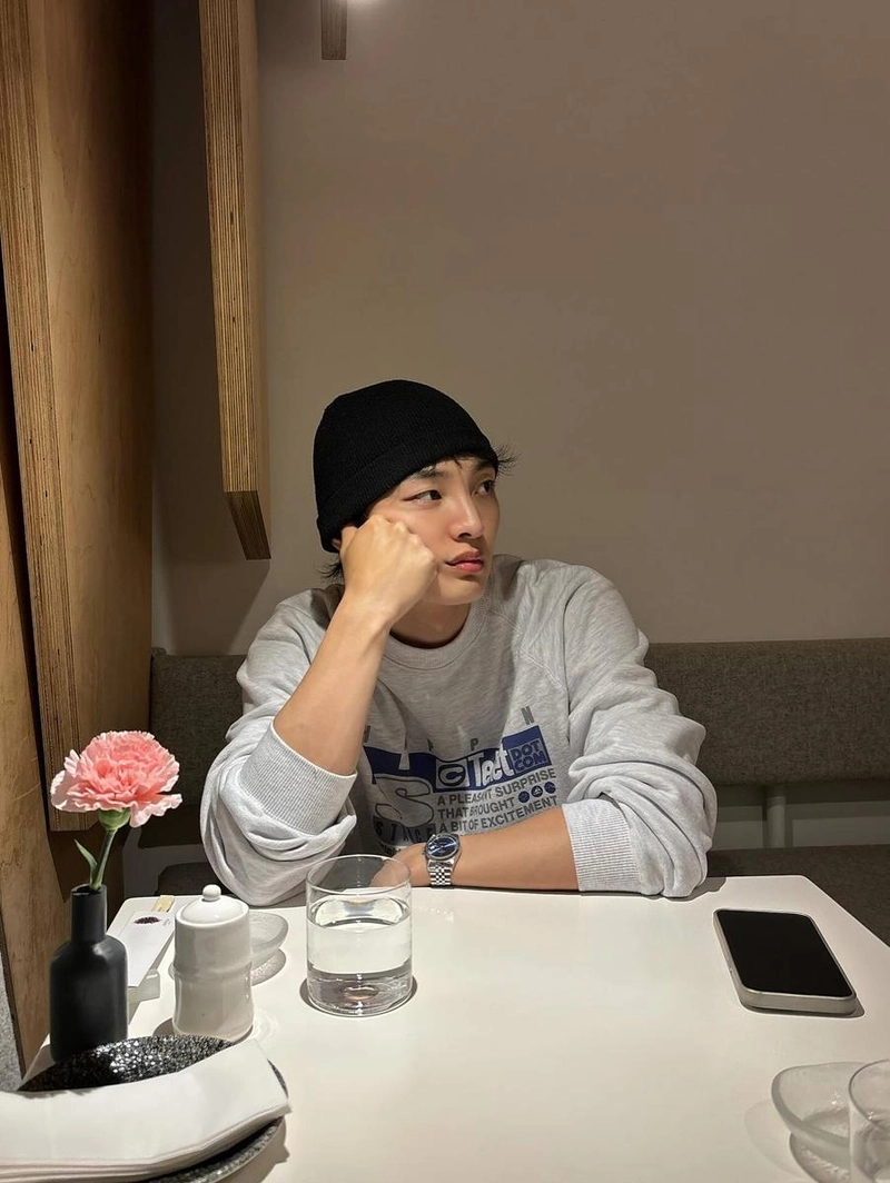 “차분함 속 고요한 시선”…김민재, 생각에 잠긴 오후→잔잔한 여운 / 배우 김민재 인스타그램
