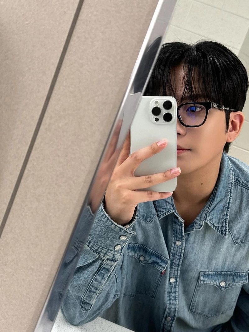 “투명한 거울에 스민 여름”…종호, 차분한 시선→데님 셀카로 전한 여운 / 그룹 에이티즈 종호 인스타그램