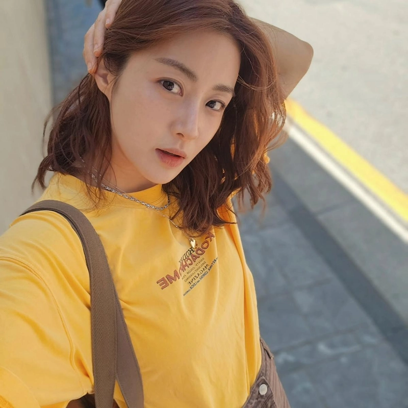 “노란색에 꽂힌 요즘”…강소라, 여름 햇살 아래→청량 무드 가득 / 배우 강소라 인스타그램