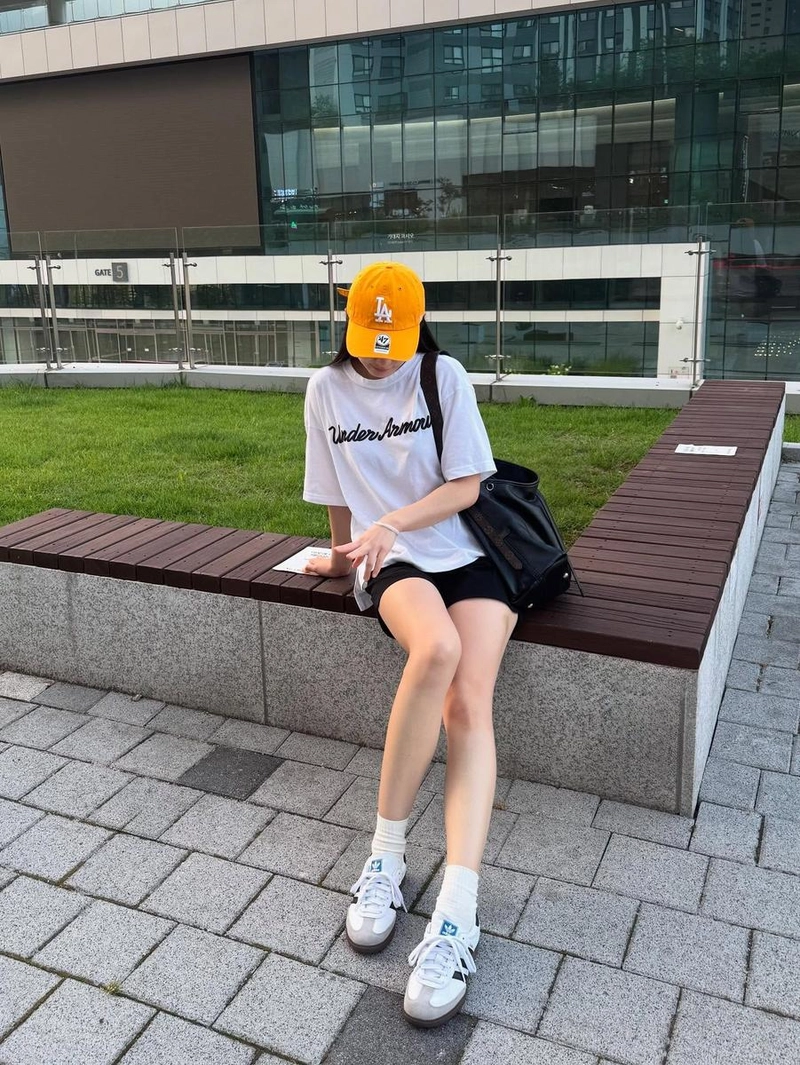“느긋한 오후의 산책”…류효영, 여름 햇살 속→내추럴 무드 완성 / 배우 류효영 인스타그램
