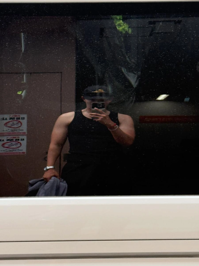“후쿠오카의 여운을 비췄다”…이정신, 거울 셀카로 압도→여름 남성미 각인 / 그룹 씨엔블루 이정신 인스타그램