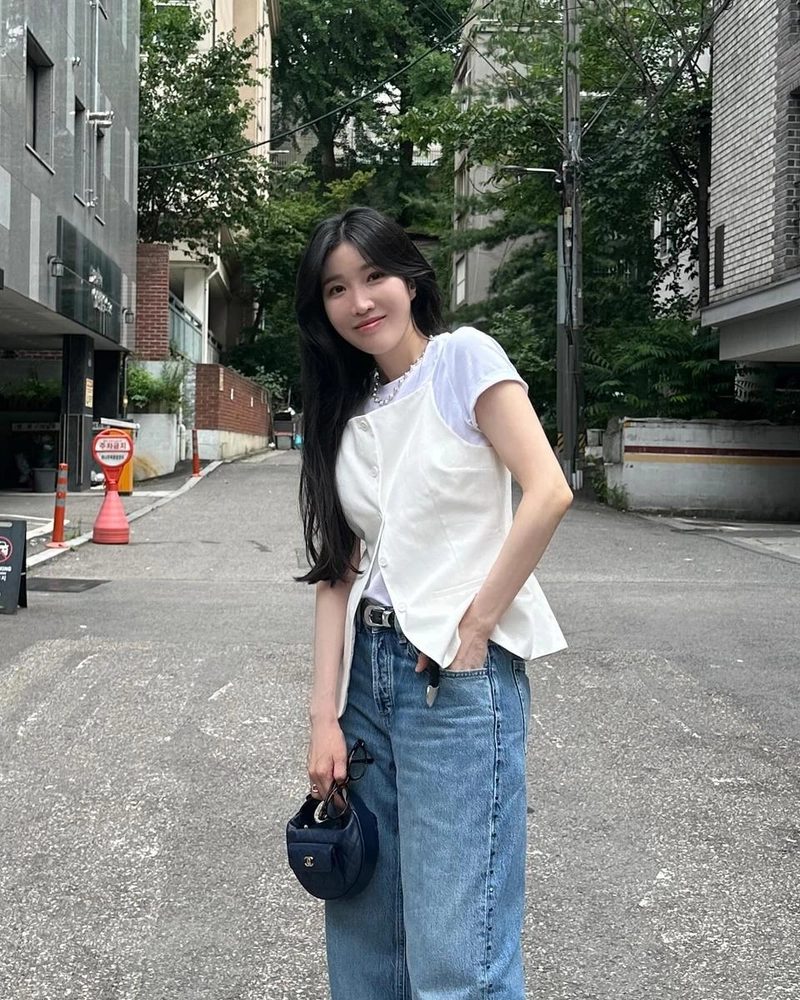 이해리, 한여름 골목길 청량 미소