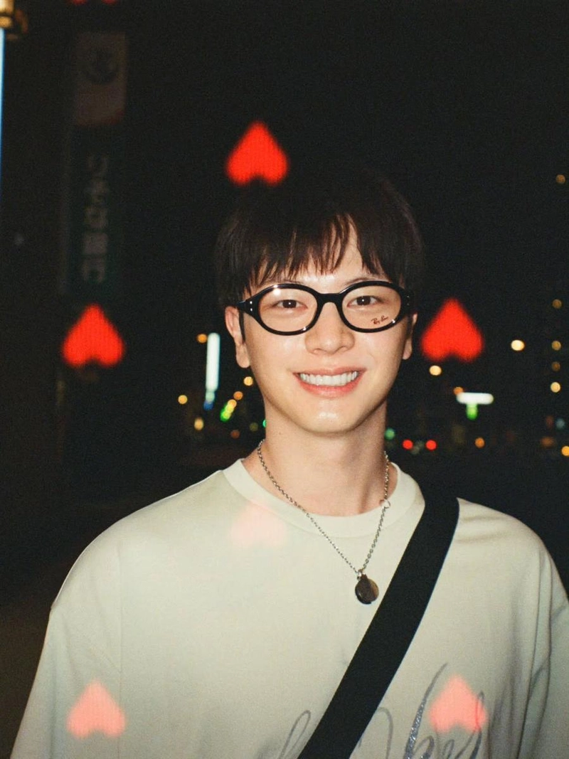 “하트 속 미소 머금은 밤”…육성재, 무심한 청량→여름밤 설렘 가득 / 그룹 비투비 육성재 인스타그램