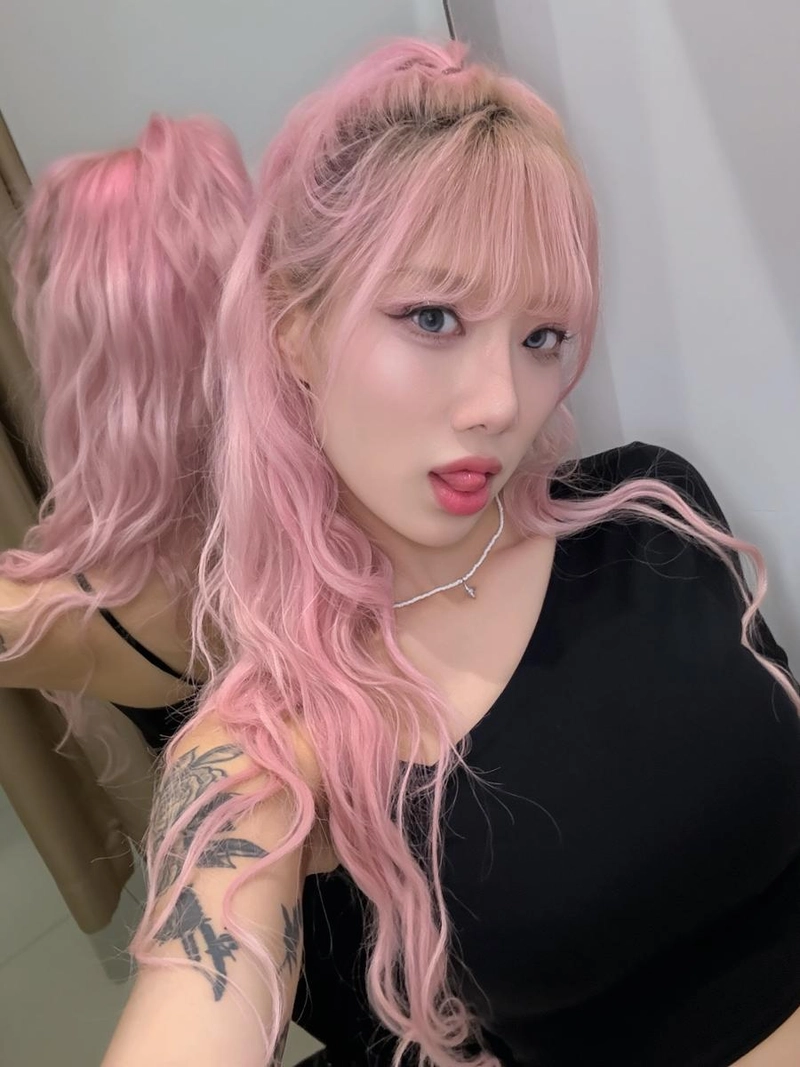 “빠글이 모음집”…이퍼플, 분홍빛 여름→도발적 셀카 변신 / 댄서 이퍼플 인스타그램