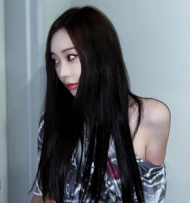 “달빛 어스름 머문 순간”…지젤, 무심한 시선→여름밤 감성 폭발 / 걸그룹 에스파 지젤 인스타그램