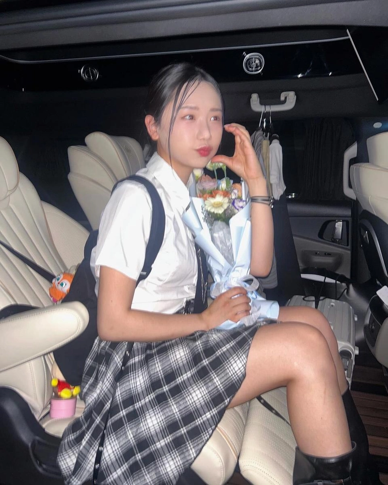 “일주일 순삭”…송하예, 피곤함 속 미소→차 안 감성 폭발 / 가수 송하예 인스타그램
