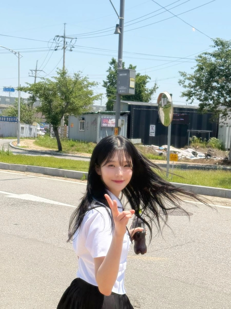 “진짜 덥다”…백지헌, 여름 햇살 아래 미소→청량감 폭발 / 걸그룹 프로미스나인 백지헌 인스타그램
