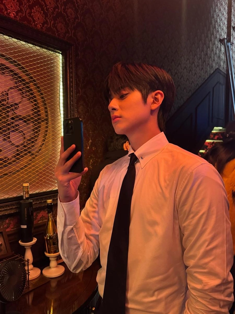 “고요히 스며든 시선”…김민규, 셔츠핏에 담긴 여름의 단정→새로운 존재감 / 배우 김민규(2001) 인스타그램