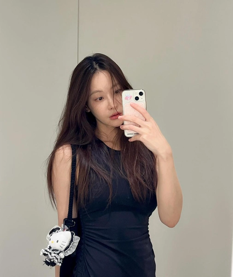 “밤처럼 깊어진 눈빛”…오연서, 여름밤 거울 셀카→강렬한 여운