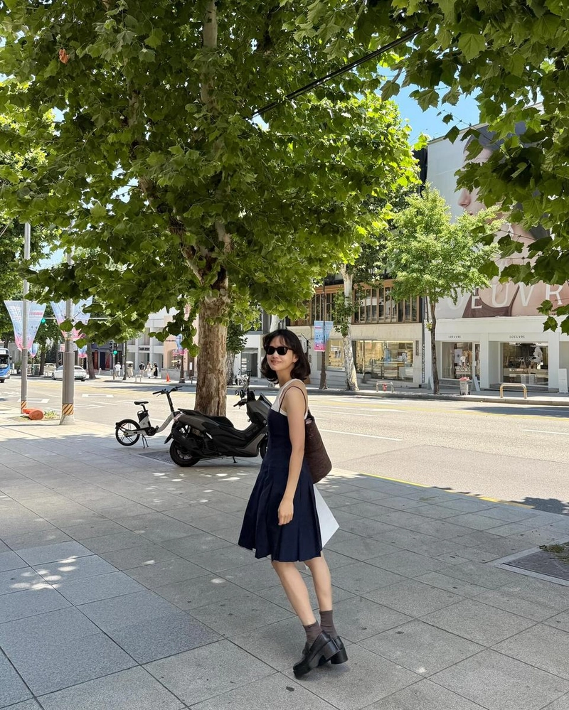 “오늘 그래도 조금은 선선하지 않았나요”…윤승아, 여름 오후→도심 산책에 머문 미소 / 배우 윤승아 인스타그램