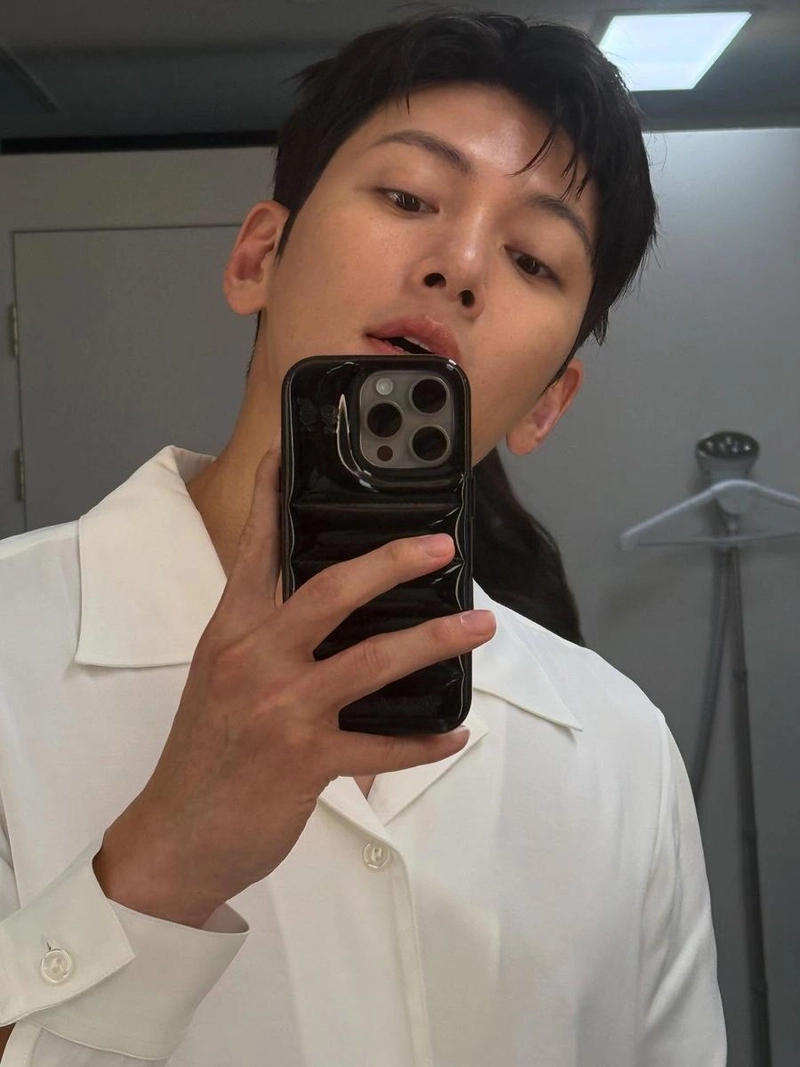 “오늘은 하루는 테라”…지창욱, 여유 깃든 저녁→반전 셀카 한 컷 / 배우 지창욱 인스타그램