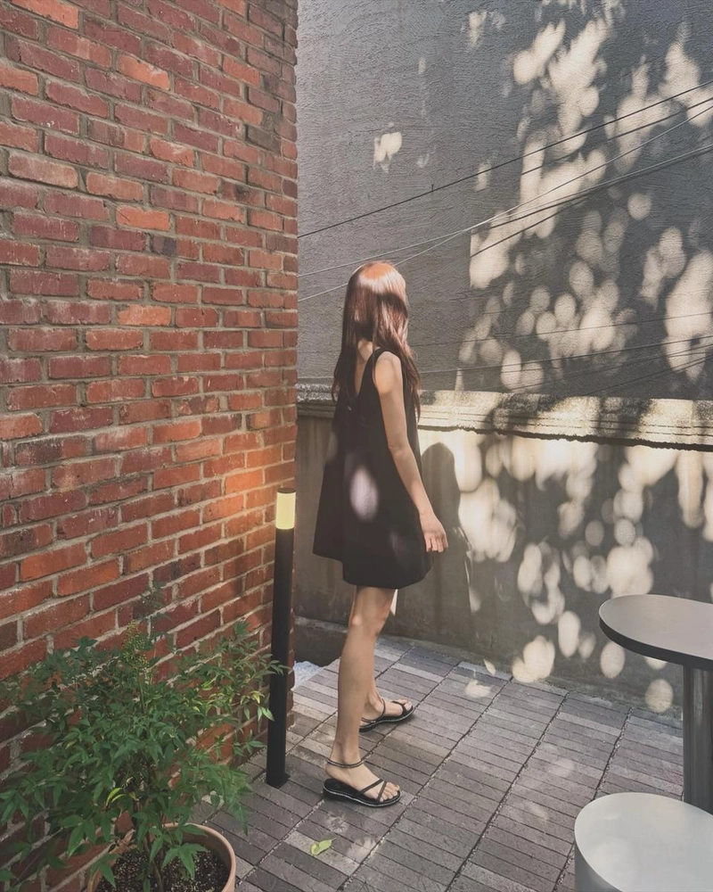 “그늘을 찾아서”…윤은혜, 햇살과 마주한 여름→고요한 순간 / 걸그룹 베이비복스, 배우 윤은혜 인스타그램