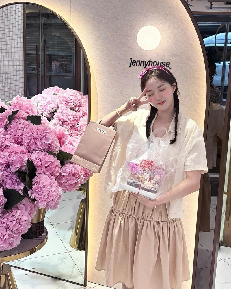 “고맙고 소중한 사람들 고마워요”…채수빈, 행복한 여름날→감사 가득한 미소 / 배우 채수빈 인스타그램
