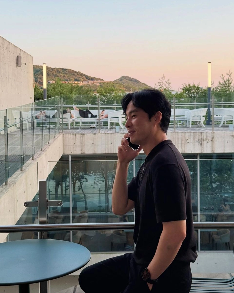 “황혼빛 머금은 여름 오후”…오민석, 미소로 물든 순간→잔잔한 여운 / 배우 오민석 인스타그램