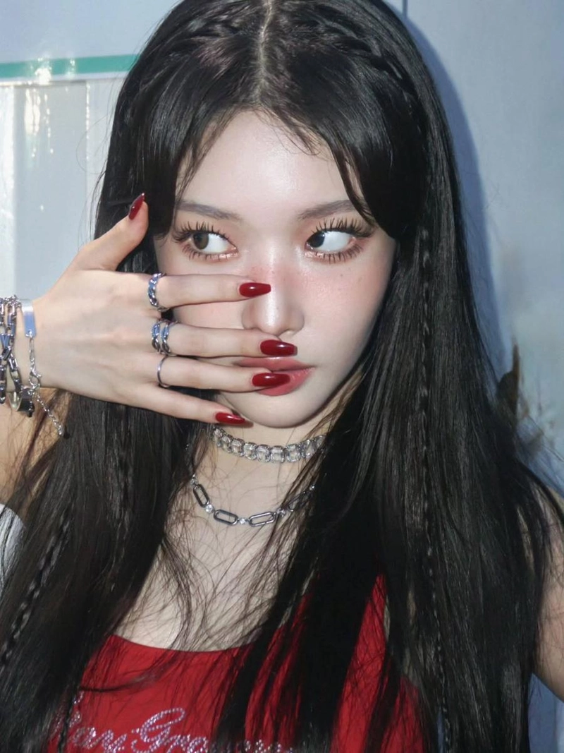 “눈빛 너머로 스치는 여운”…청하, 붉은 손끝과 여름 밤→시선 압도 / 가수 청하 인스타그램