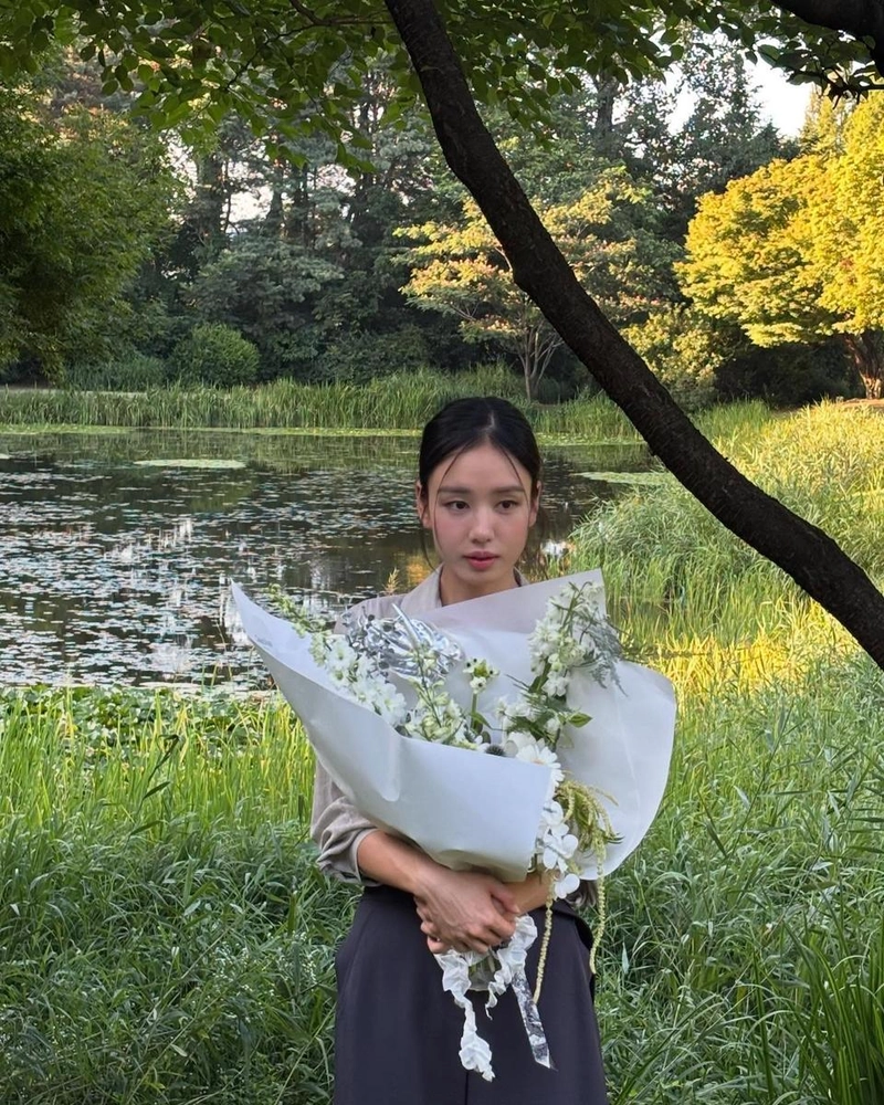 “서늘한 오후의 정적”…안은진, 꽃다발 품고→초여름 감성 압도 / 배우 안은진 인스타그램