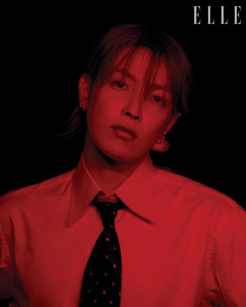 “서늘한 시선 머문 밤”…홍중, 붉은 조명 아래→압도적 존재감 / 그룹 에이티즈 홍중 인스타그램